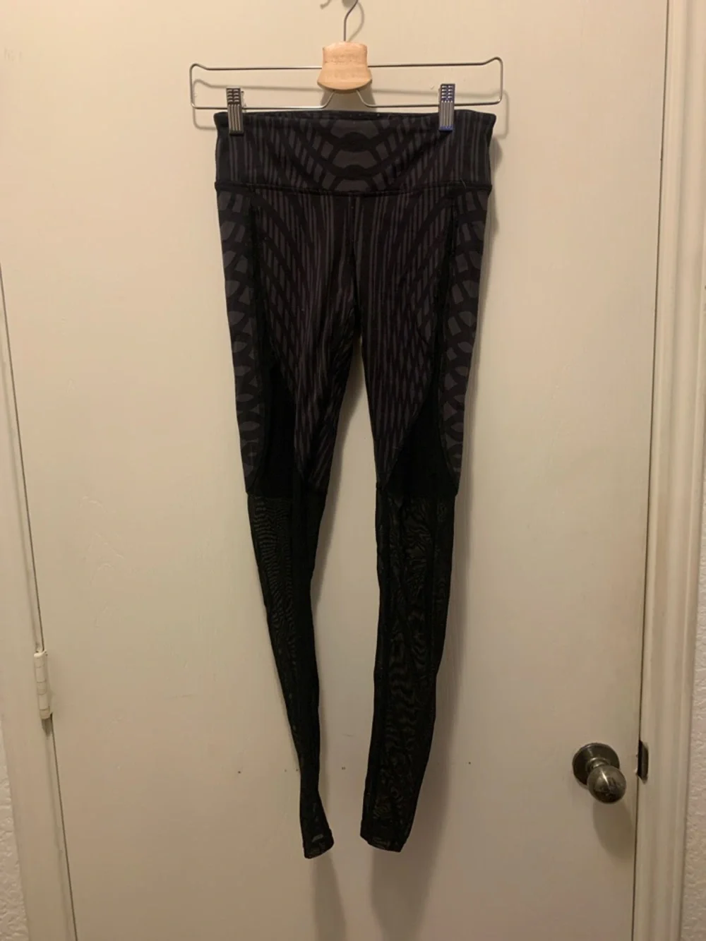 ALO Yoga Black & Charcoal Patterned Mesh Leggings